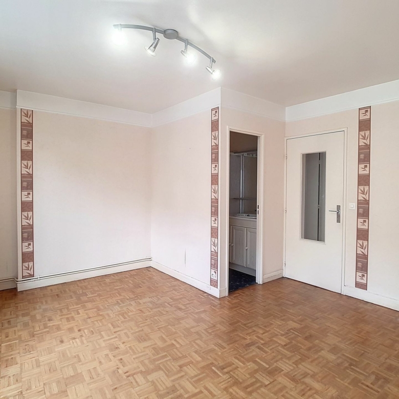 Lumineux studio de 28m² – Avec balcon dans le 15ème