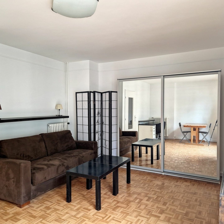 Lumineux studio de 35m² – Balcon avec vue dégagée dans le 15ème