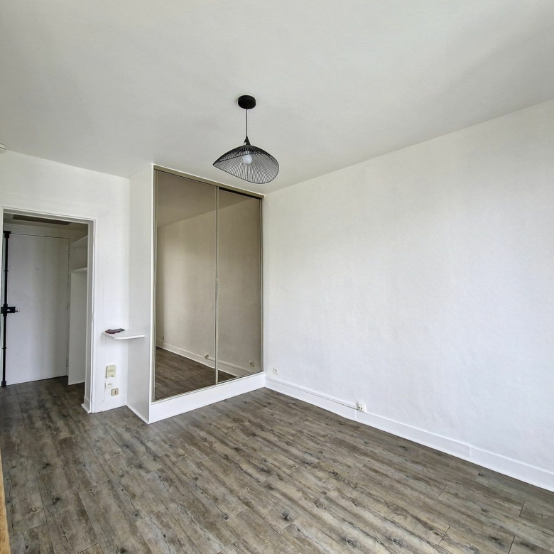 Bien exposé studio de 18m² – Vue dominante dans le 19ème