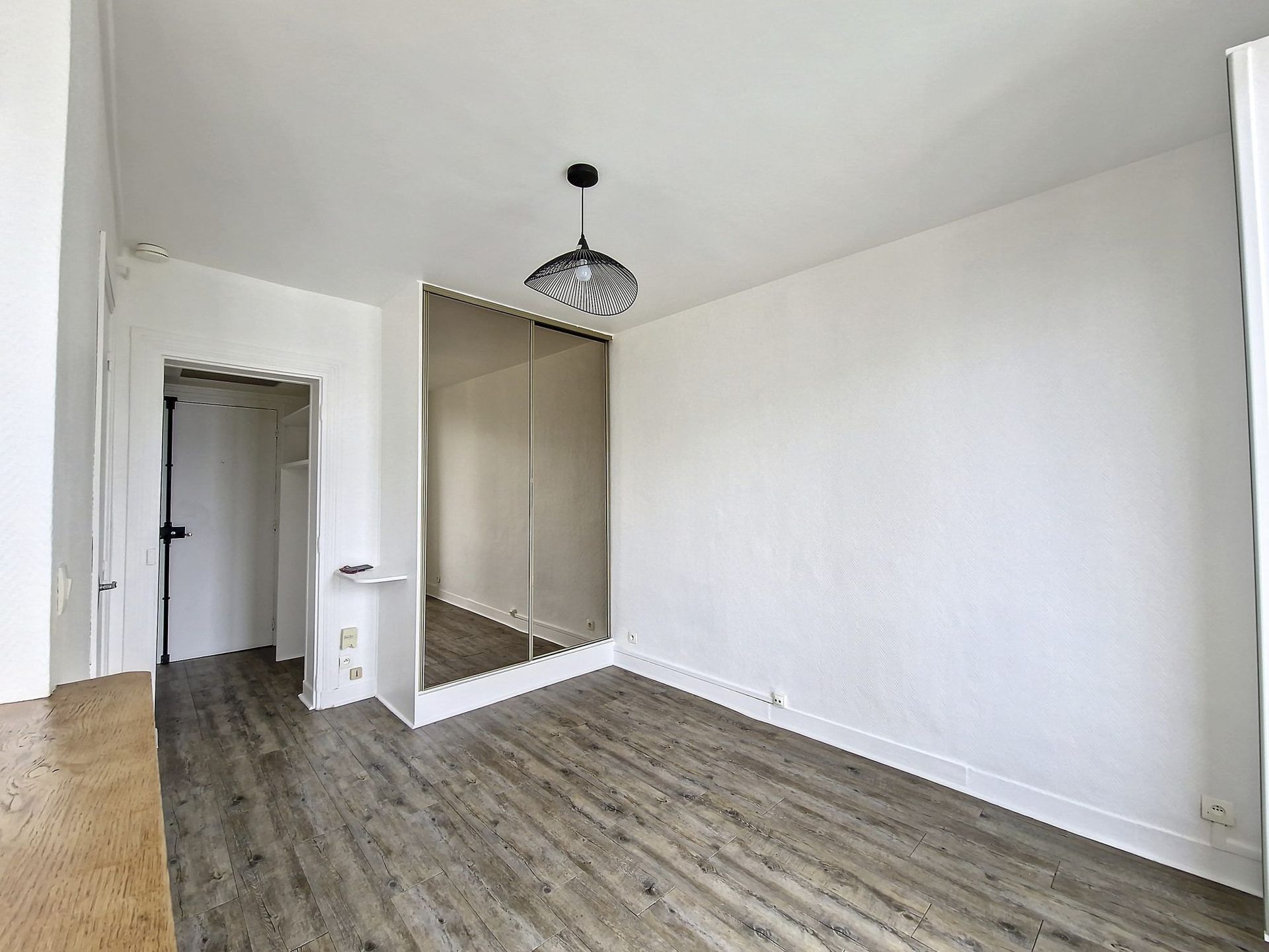 Bien exposé studio de 18m² – Vue dominante dans le 19ème