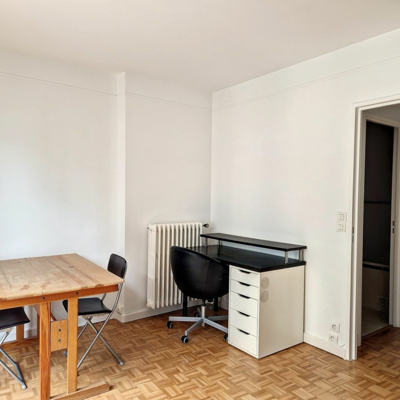 Lumineux studio de 35m² – Balcon avec vue dégagée dans le 15ème