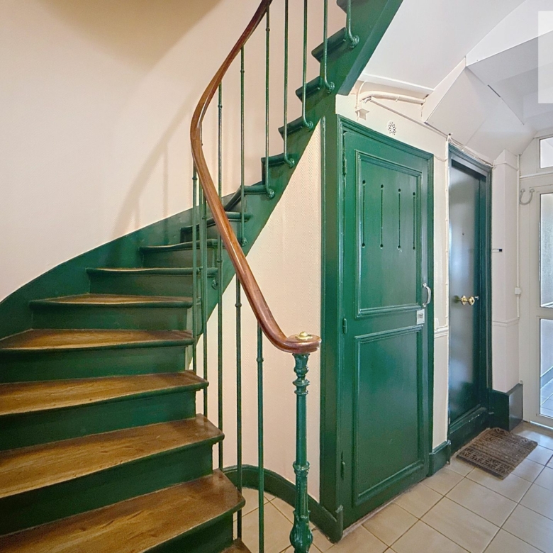 À louer – Studio lumineux avec cuisine séparée à deux pas du parc des Buttes Chaumont