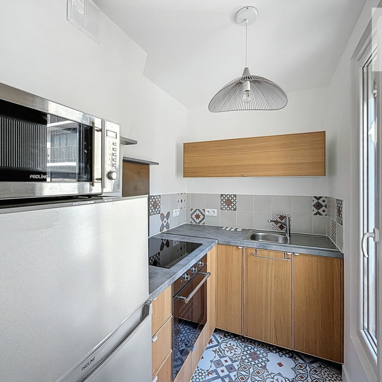 À louer – Studio lumineux avec cuisine séparée à deux pas du parc des Buttes Chaumont