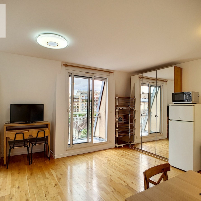 A LOUER – Studio de 27m² meublé à Charenton – Dernier étage avec balcons