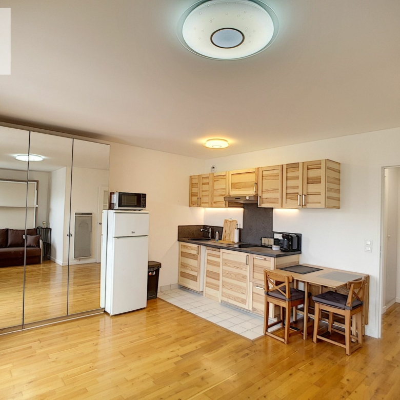 A LOUER – Studio de 27m² meublé à Charenton – Dernier étage avec balcons