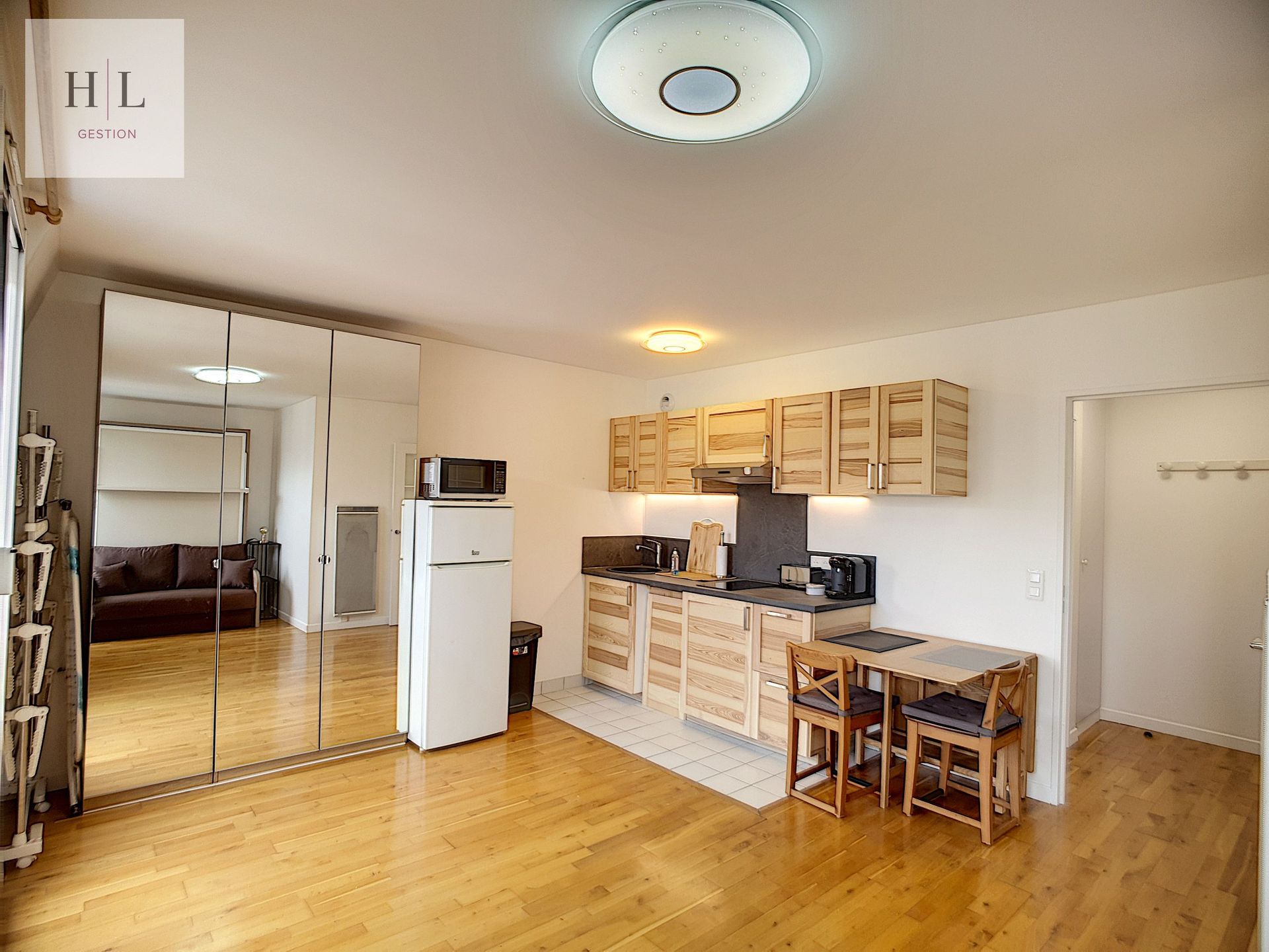 A LOUER – Studio de 27m² meublé à Charenton – Dernier étage avec balcons