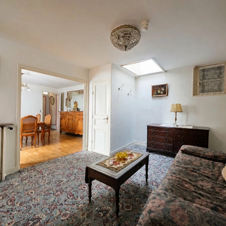 Duplex 3/4 pièces de 61 m² esprit “petite maison” à fort potentiel – Paris 17e (Rue de Lévis)