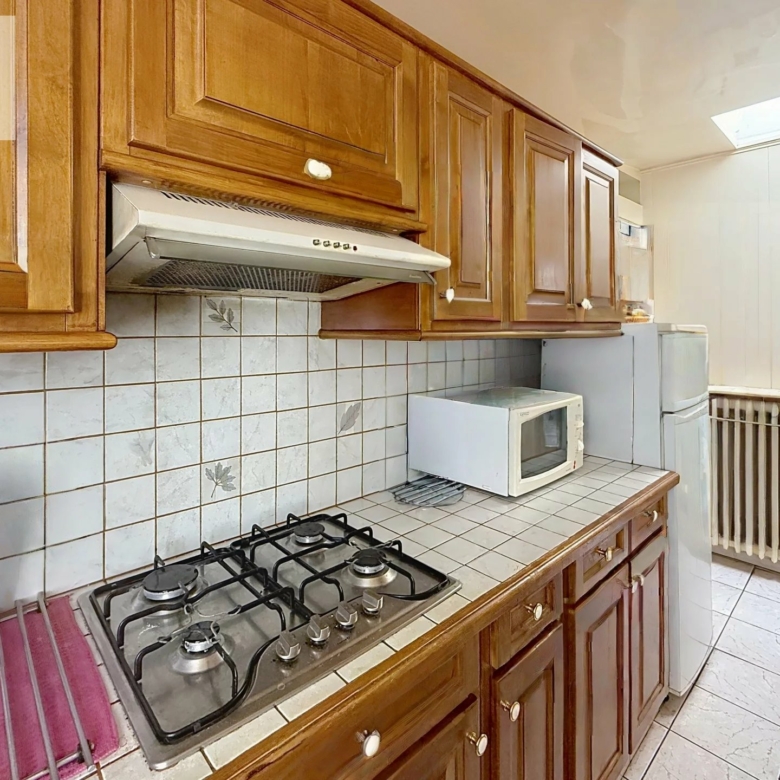 Duplex 3/4 pièces de 61 m² esprit “petite maison” à fort potentiel – Paris 17e (Rue de Lévis)