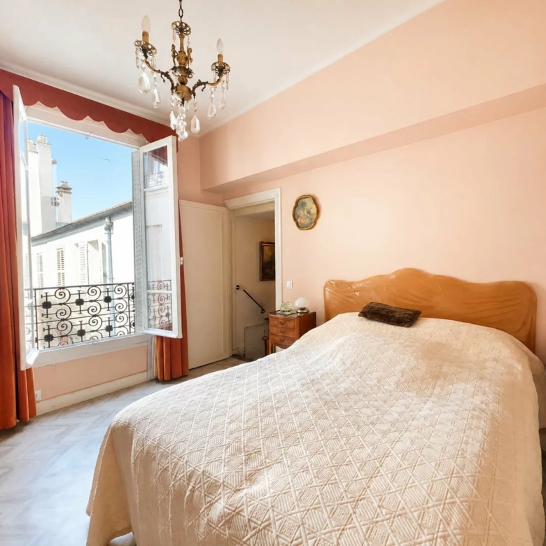 Duplex 3/4 pièces de 61 m² esprit “petite maison” à fort potentiel – Paris 17e (Rue de Lévis)