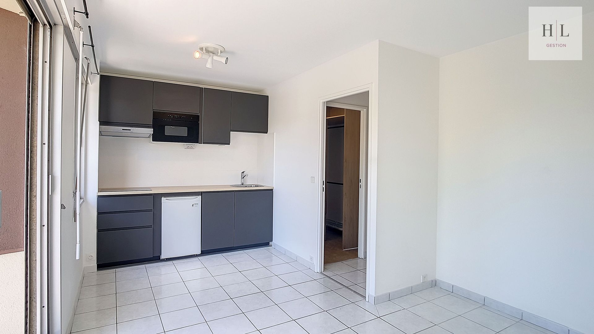 Studio lumineux de 25 m² avec balcon et parking — Vincennes