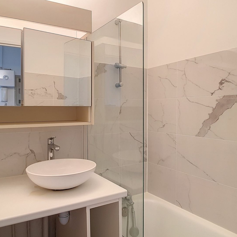 Studio lumineux de 25 m² avec balcon et parking — Vincennes
