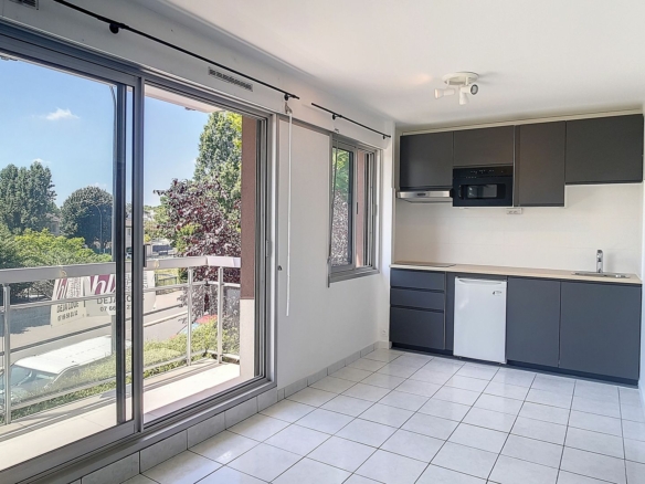 Studio lumineux de 25 m² avec balcon et parking — Vincennes