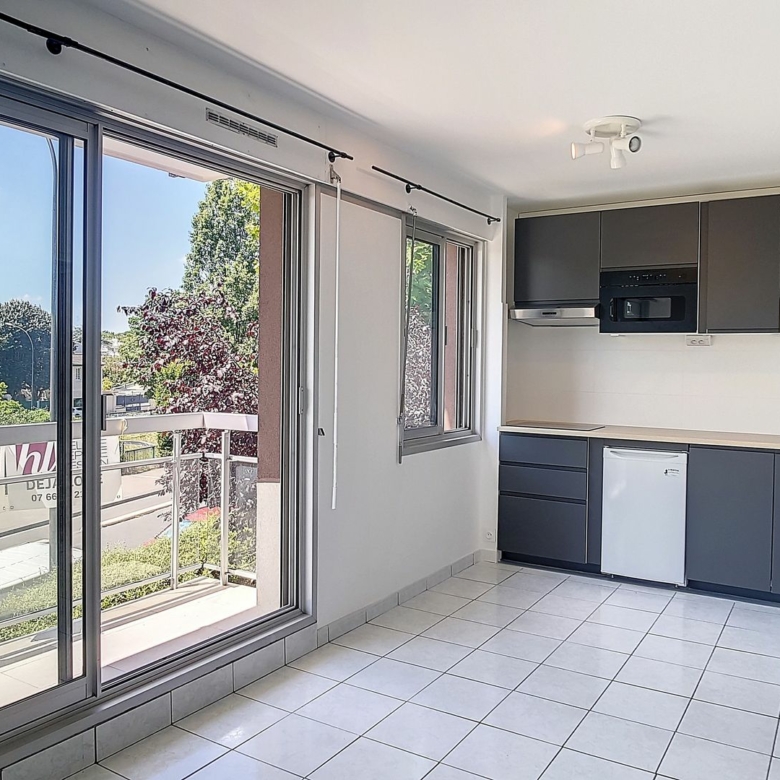 Studio lumineux de 25 m² avec balcon et parking — Vincennes