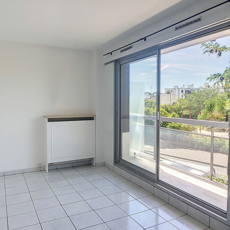 Studio lumineux de 25 m² avec balcon et parking — Vincennes