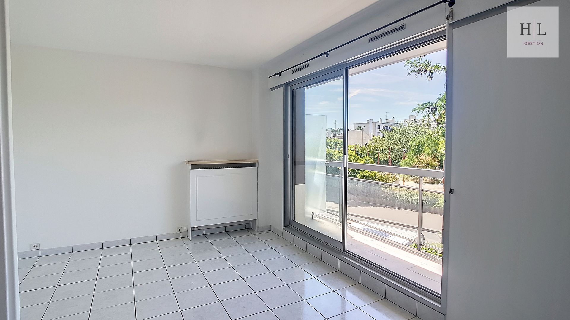Studio lumineux de 25 m² avec balcon et parking — Vincennes